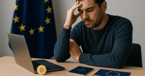 Hombre preocupado frente a un portátil con bandera de la UE al fondo, una moneda digital sobre la mesa y pasaporte europeo, buscando información financiera.